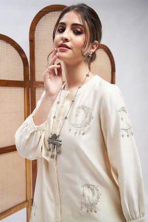 Off-White Silk Chanderi Kurta Set- front view