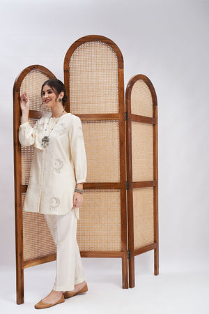 Off-White Silk Chanderi Kurta Set- front view