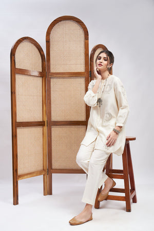 Off-White Silk Chanderi Kurta Set- front view