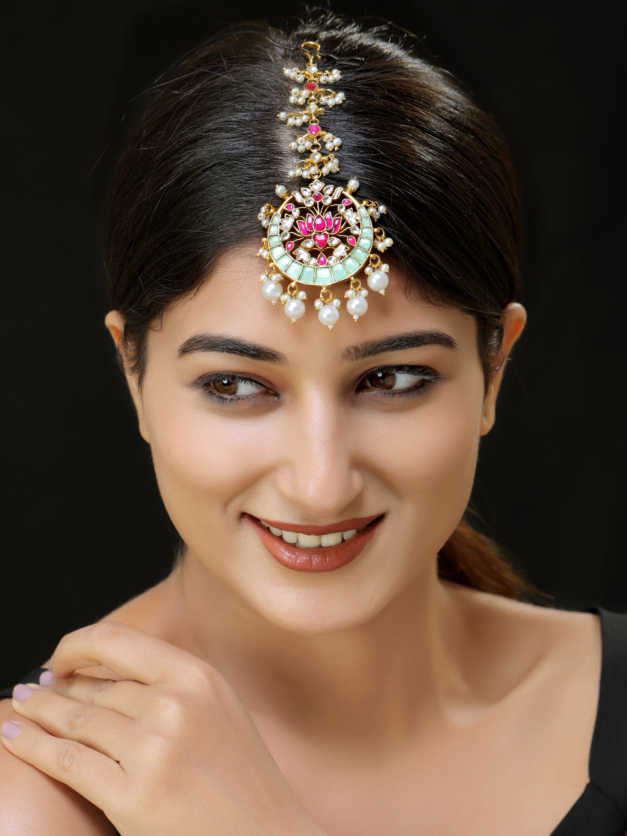 Gold finish Kundan Maangtika