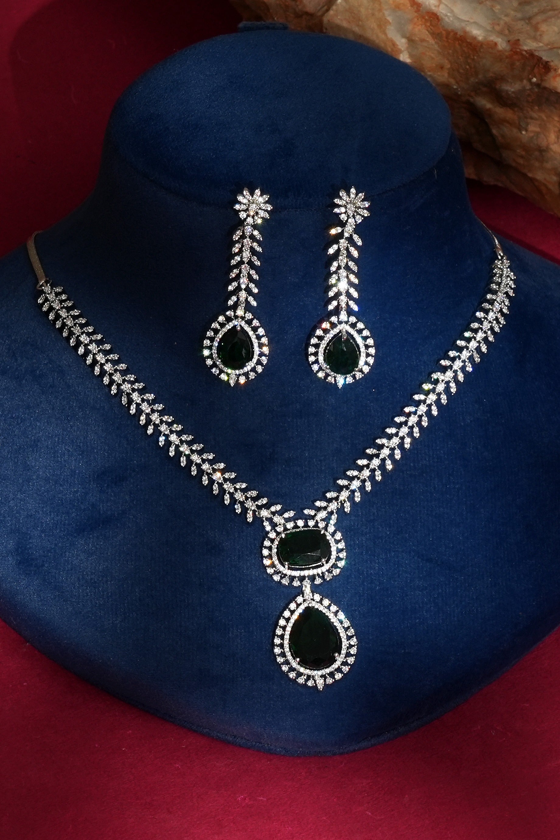 Ziana Sleek Emerald Diamond Pendant Necklace Set for Modern Women