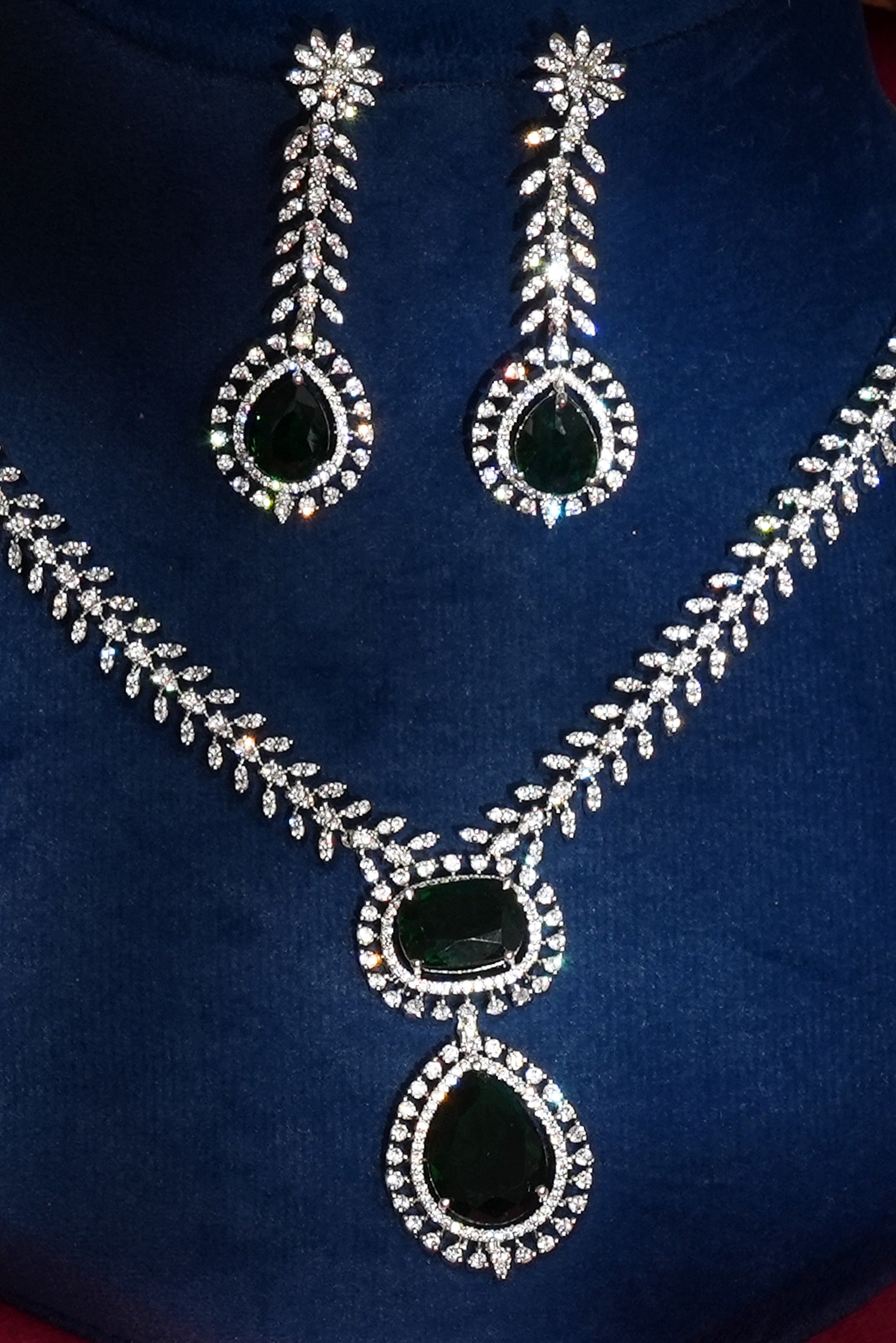 Ziana Sleek Emerald Diamond Pendant Necklace Set for Modern Women