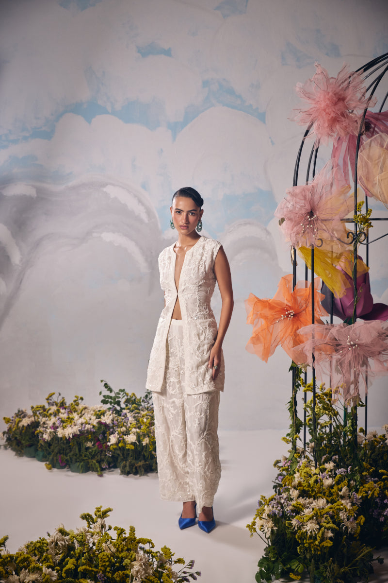 Ivory dori embroidery sleeveless jacket with pants and inner