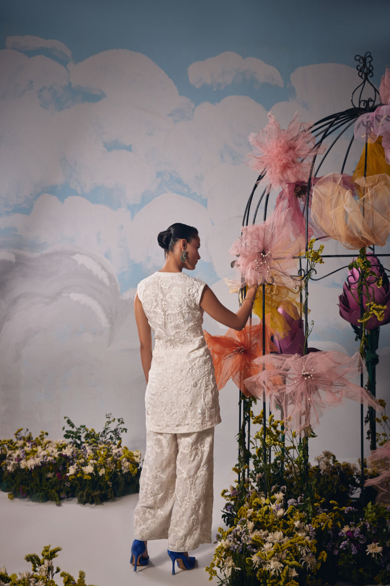 Ivory dori embroidery sleeveless jacket with pants and inner