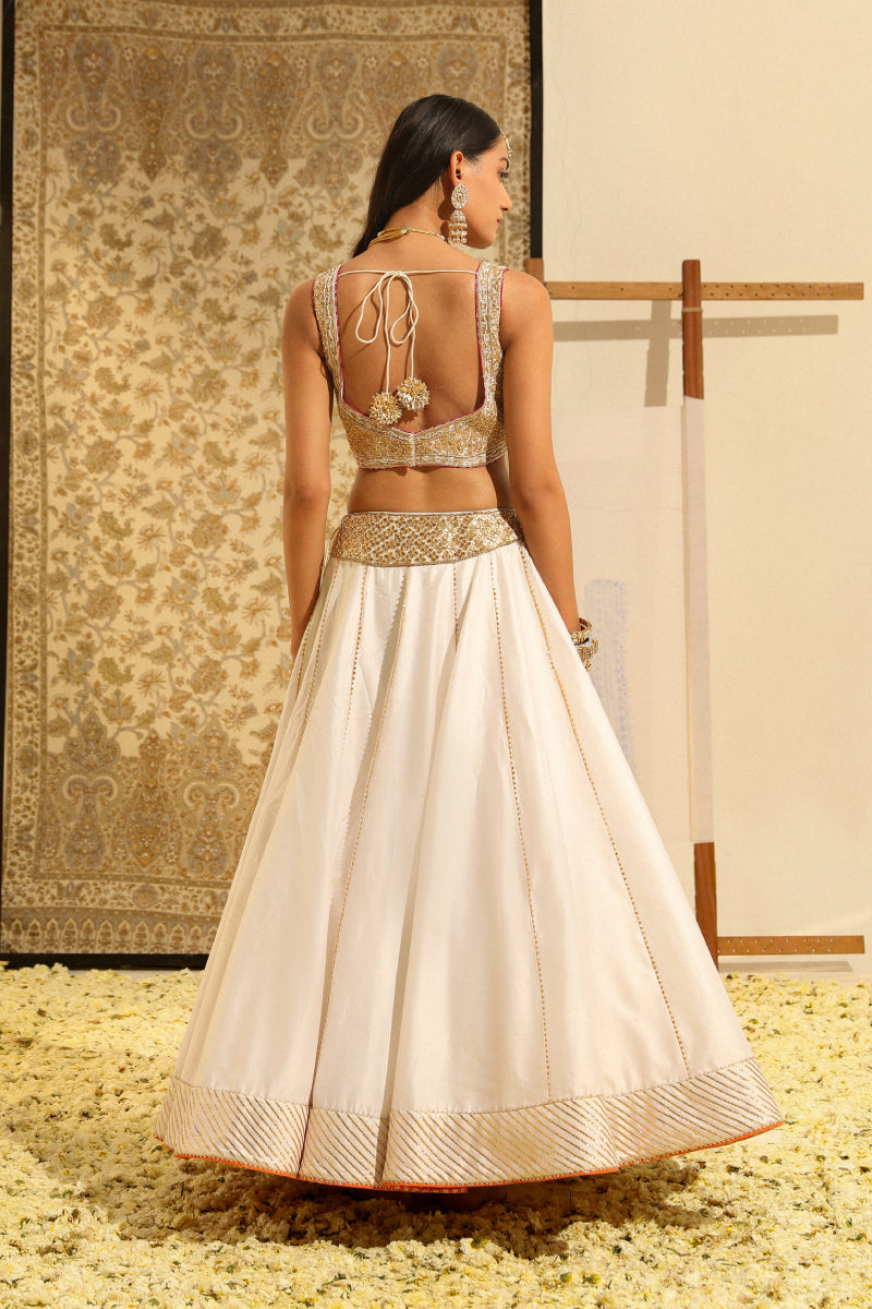 Aayan-Blouse With Lehenga And Odhni