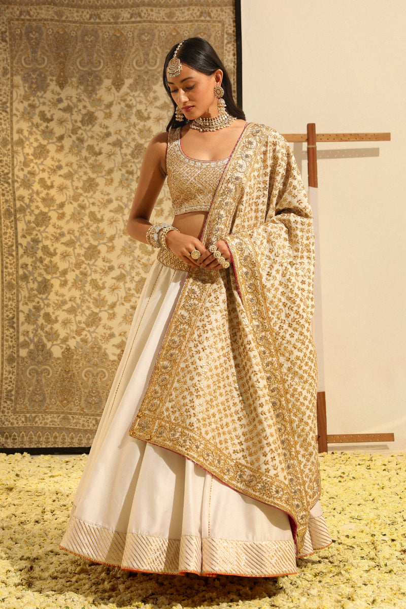 Aayan-Blouse With Lehenga And Odhni