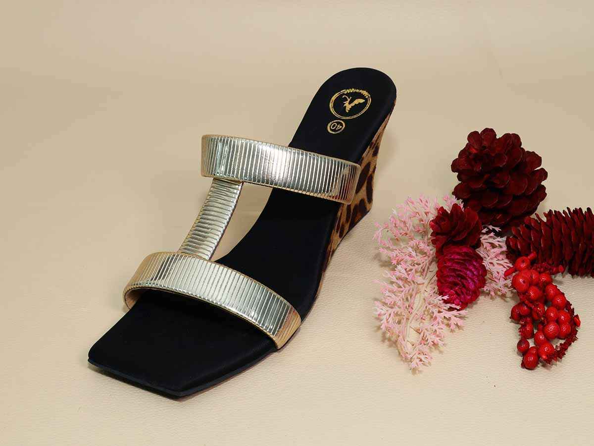 Black Hani Half Wedge