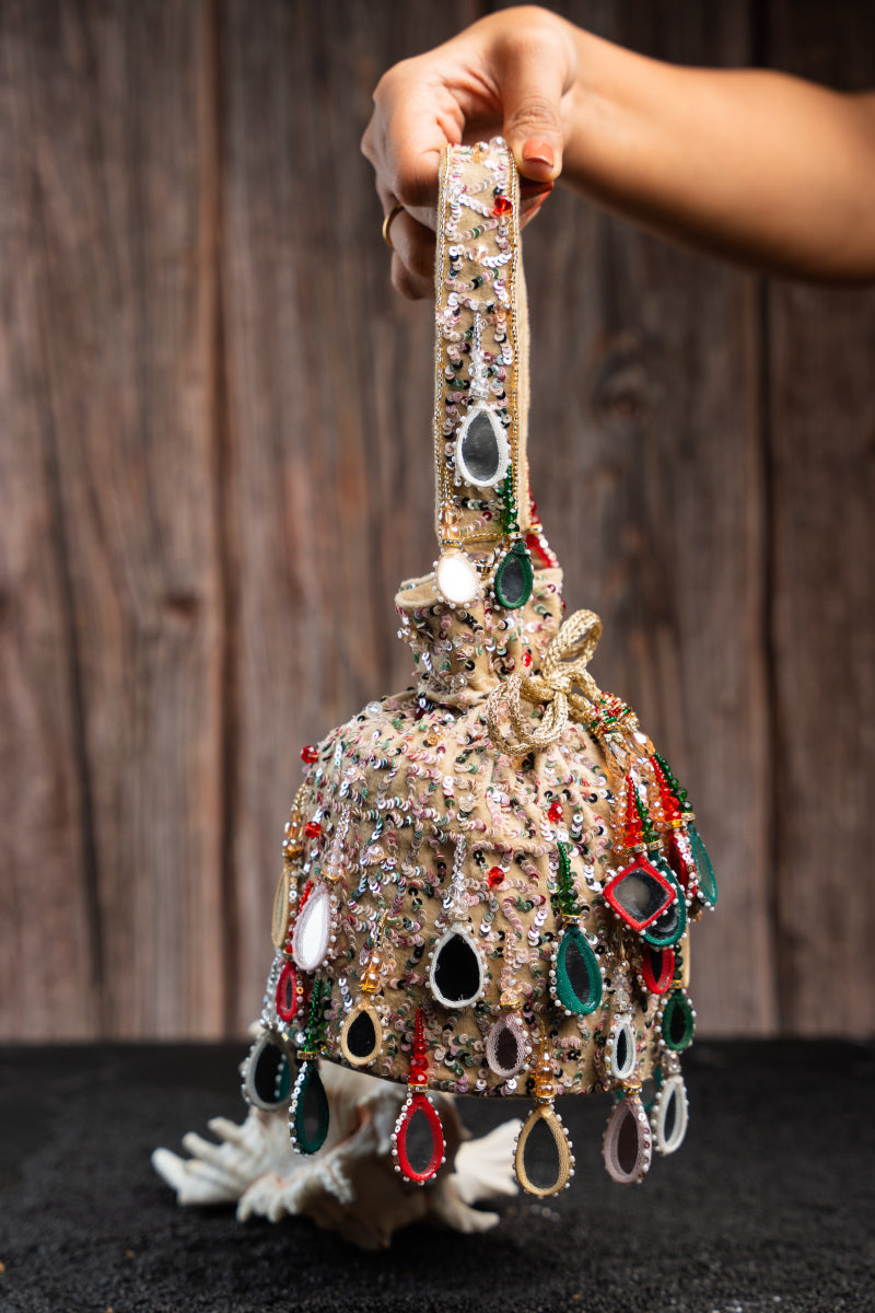 Aaina Bucket Rangeela