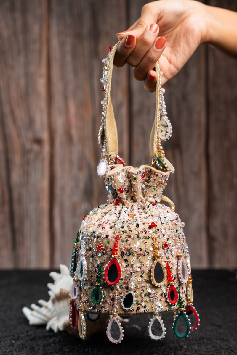 Aaina Bucket Rangeela