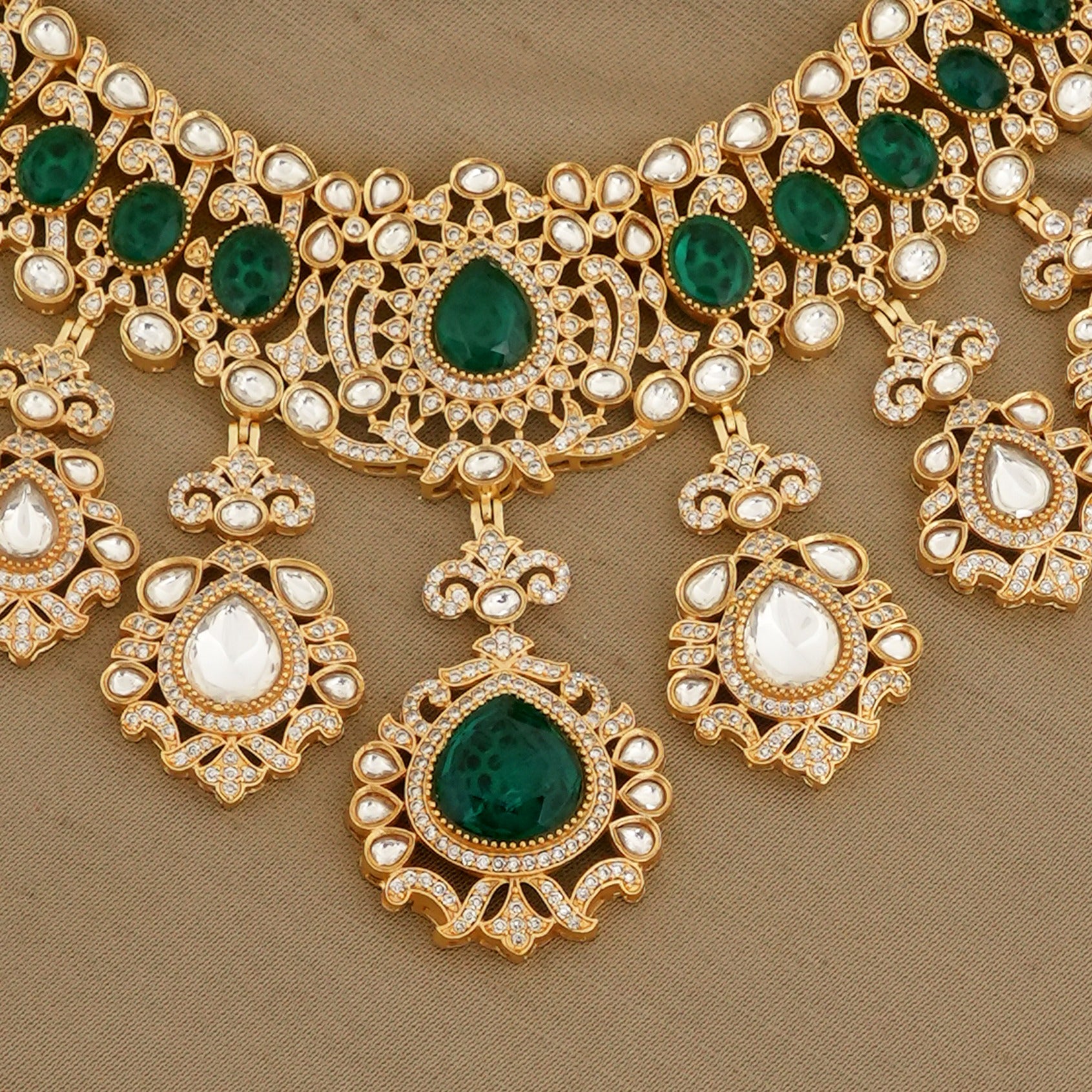 Yamika Necklace Set