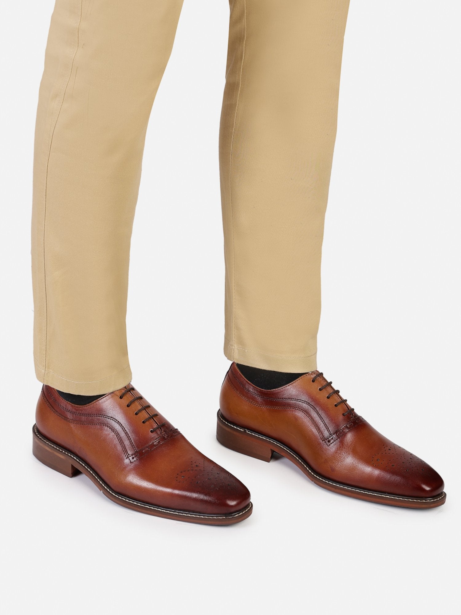 Hats Off Accessories Luxe Cognac Leather Tan Oxford Shoes For Men With Medallion Toe