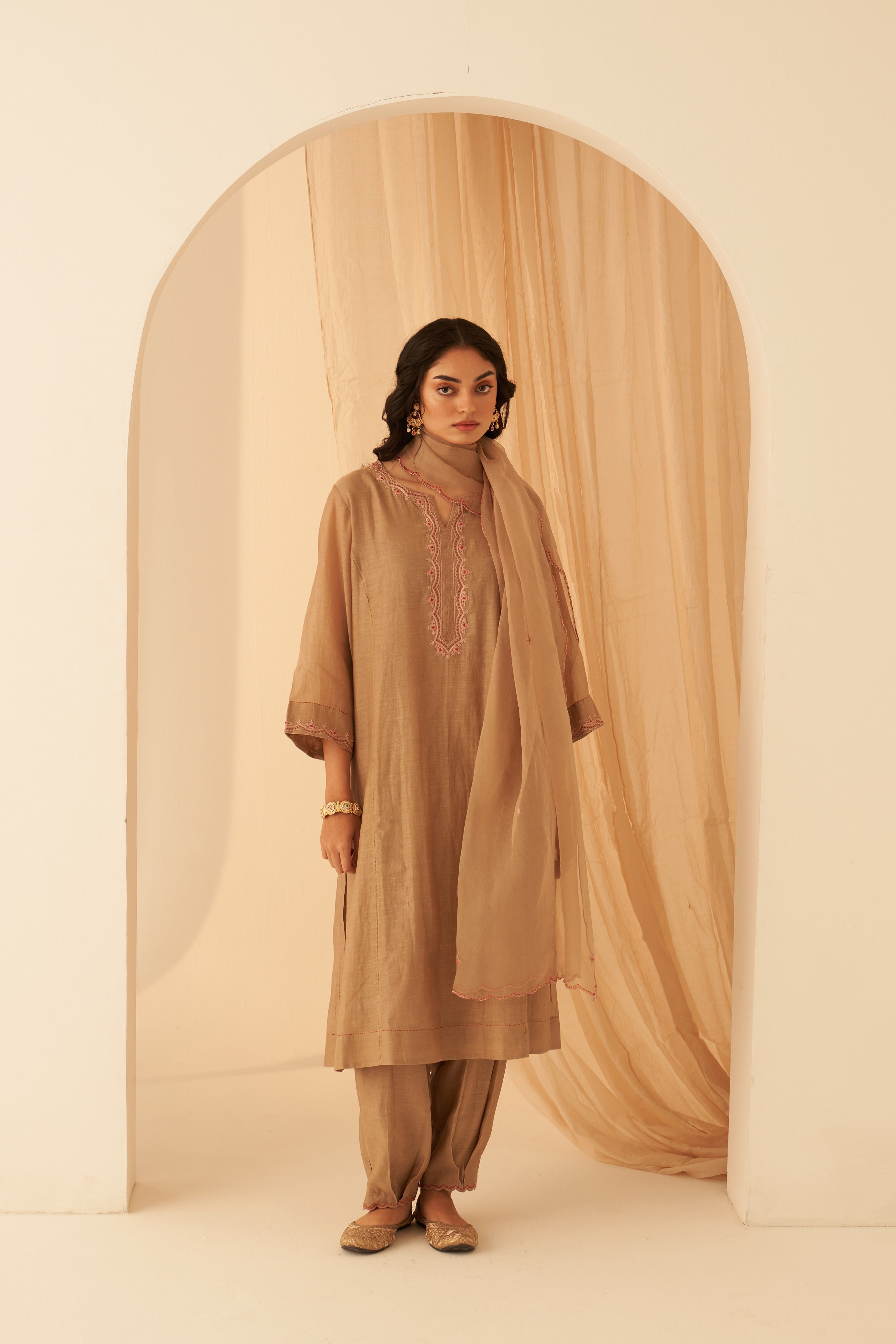 Champagne Chanderi Thread Embroidered Kurta Set