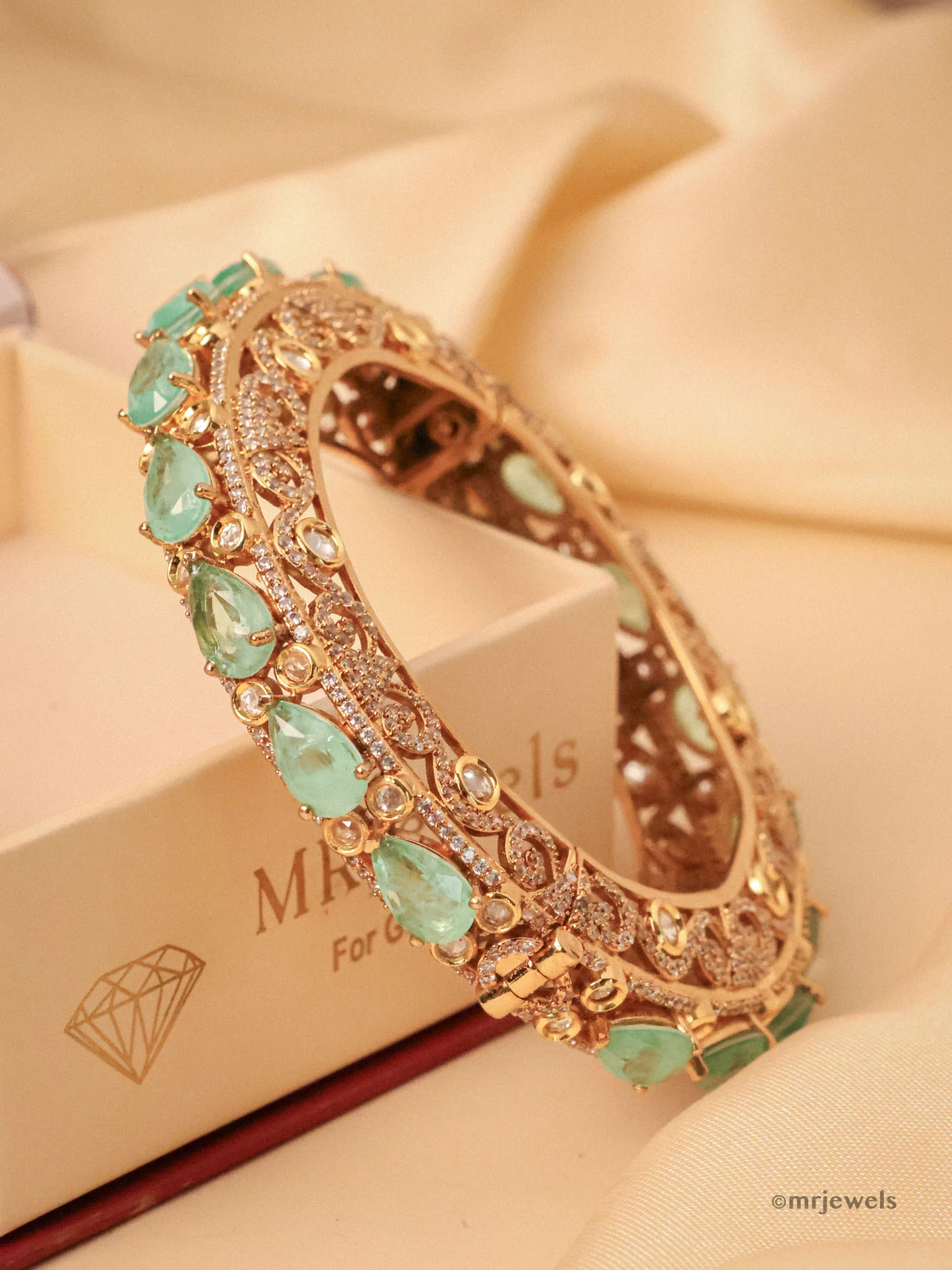Emerald Eclat Designer Kada
