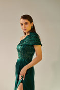 Load image into Gallery viewer, Off Shoulder Emerald Green Drape Gown With Waist Cut-Out
